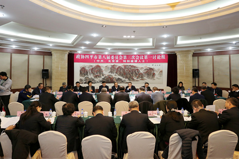 市政协副主席赵青山参加八届三次会议分组讨论