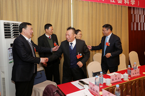 市政协主席杨枫参加分组讨论并与委员亲切握手
