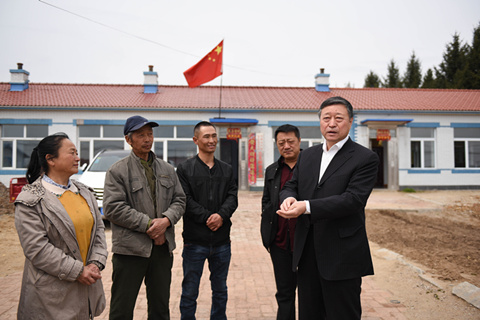 刘忠宝副主席鼓励贫困农民坚定信心、积极投身农耕生产