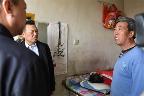 杨枫走访慰问困难家庭并详细了解困难情况