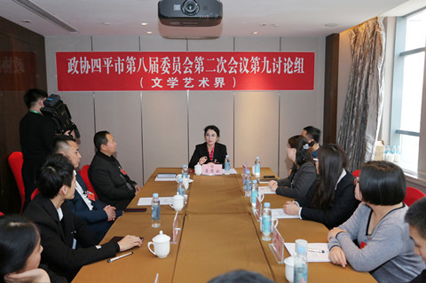 市政协副主席李秀云参加市政协八届二次会议分组讨论