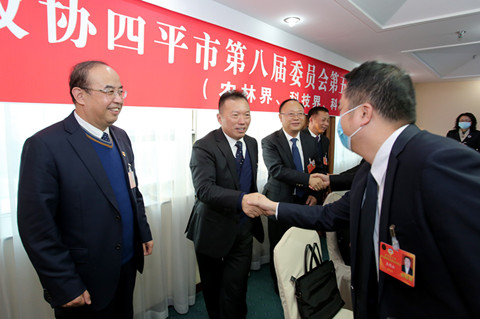 市政协主席杨枫与参会委员亲切握手